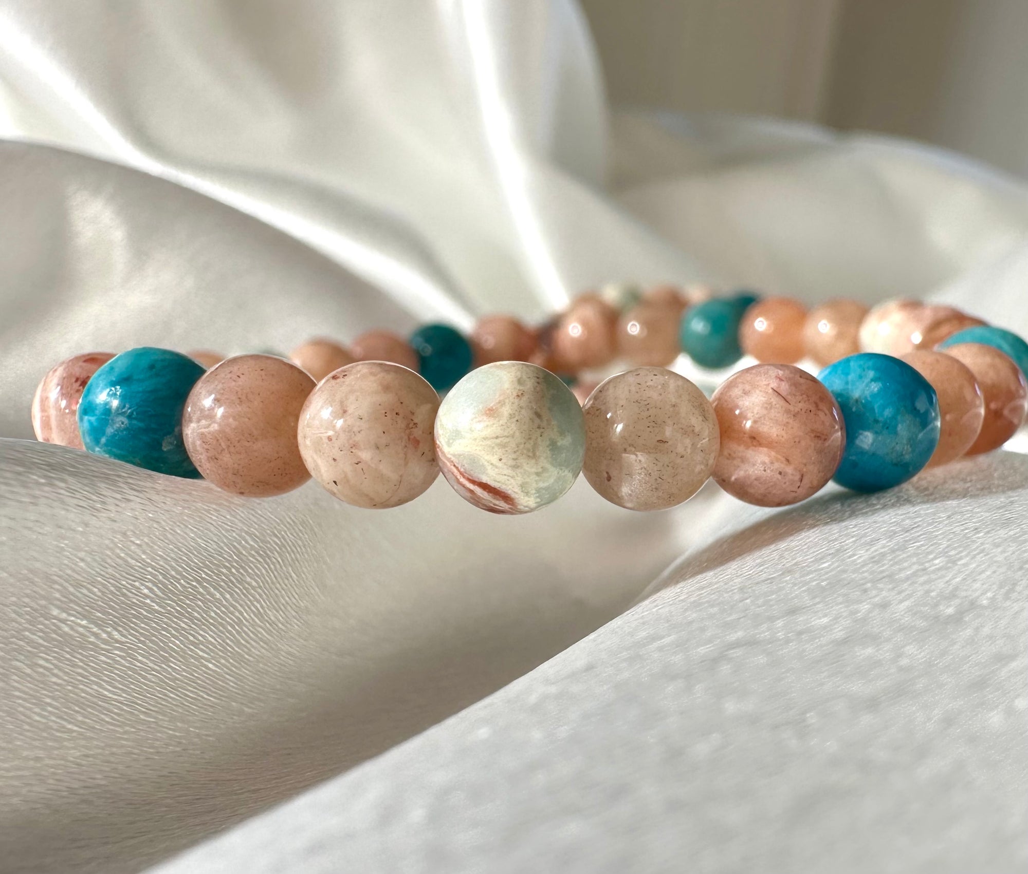 Crystal jewellery bracelet with sunstone and blue apatit